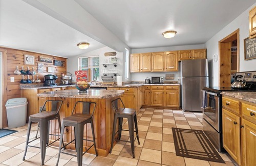 Upper Peninsula Michigan House | MQT 3BR Close to Ski/Bike - Enjoy Prime Location!