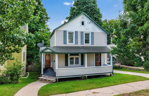 Upper Peninsula Michigan House | MQT 3BR Close to Ski/Bike - Enjoy Prime Location!