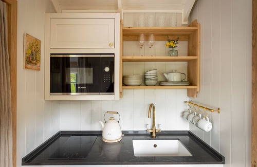 Baslow Cottage | Mr McGregor’s Garden Shepherd's Hut/Chatsworth