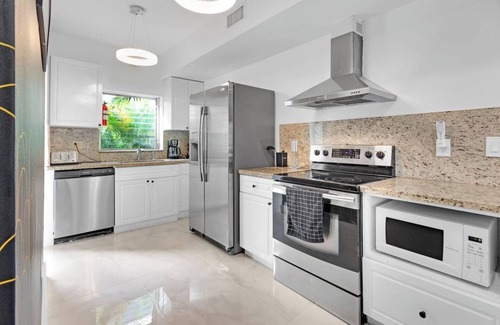 Little Havana Villa | Mr Purple House | Pool+Hot Tub | Little Havana