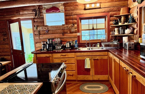 Ashland House | Mt Ashland Homestead, Ashland 10m., 40 acres ridgetop old forest, right by PCT