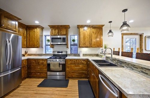 Broken Bow Cabin | Mt Fork Riverfront Tri-Level 3 Bedroom with Hot Tub, Game Room and Kayaks