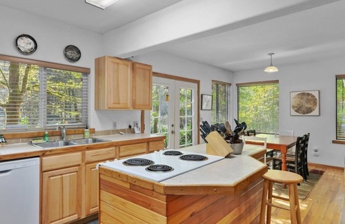 Welches House | Mt. Hood Hideaway: Hiking, harmony, hot tub, and access to the hill!