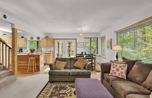 Welches House | Mt. Hood Hideaway: Hiking, harmony, hot tub, and access to the hill!