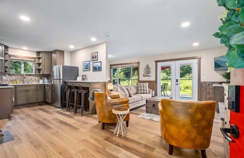 Gold Bar Cottage | Mt. Index Riverside with hot tub, wifi, grill, fireplace and more!