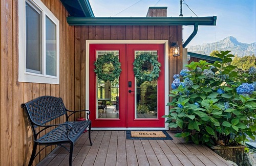Gold Bar Cottage | Mt. Index Riverside with hot tub, wifi, grill, fireplace and more!