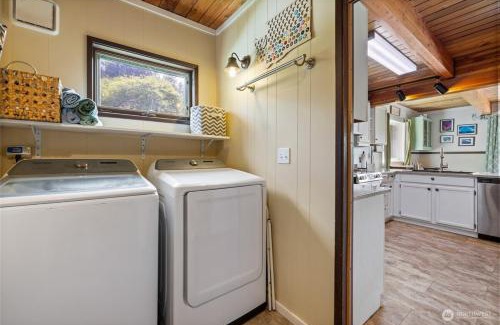 Ashford House | Mt Rainier!Best place to stay with family and friends! Sleeps10!4B 2B Home! Hottub!PondView!Paradise!