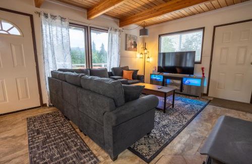 Ashford House | Mt Rainier!Best place to stay with family and friends! Sleeps10!4B 2B Home! Hottub!PondView!Paradise!