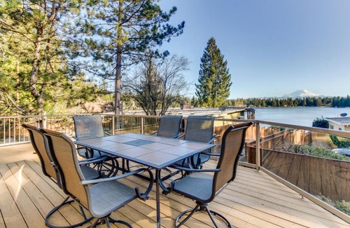 Lake Morton-Berrydale House | Mt. Rainier view from Lake Morton