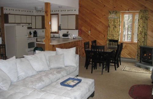 West Dover House | Mt. Snow Townhouse -2 Miles to Mt. Snow, Outdoor Hottub, 2 fireplaces-wood & gas