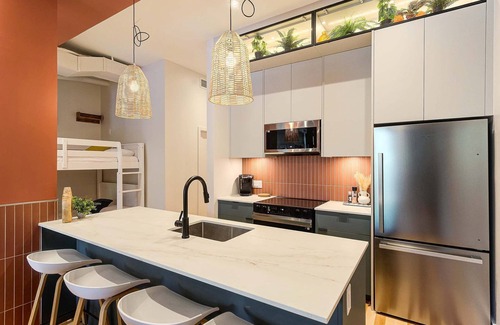 Plateau Mont Royal Apartment | MTLVR #18| Almost ground floor! 6 beds, central A/C