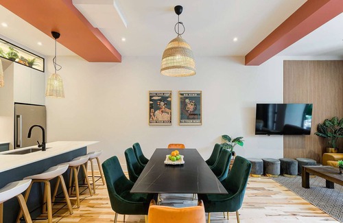 Plateau Mont Royal Apartment | MTLVR #18 | Ping-pong, Group Friendly, Metro 7min