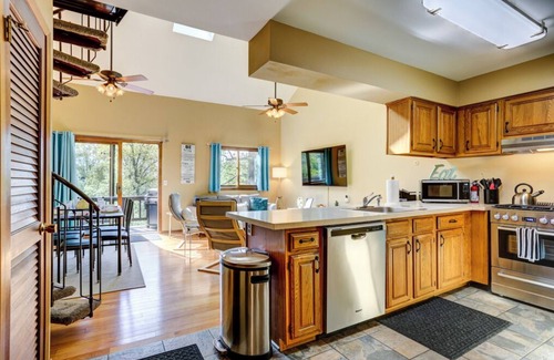 Vernon Condo | Mtn Creek Resort Condo - Mountain Bike, Hike, Golf, Swim, Legoland, NYC 1 Hour