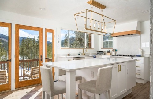 Blue River Cabin | Mtn & Lake Views, Hot Tub, Chef's Kitchen, Breck