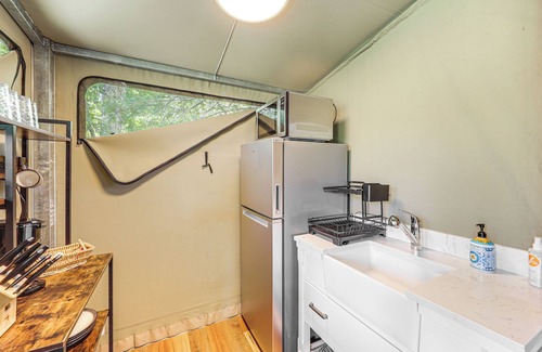 Vilas Cabin | Mtn-View Deck: Scenic Glamping Getaway Near Boone!