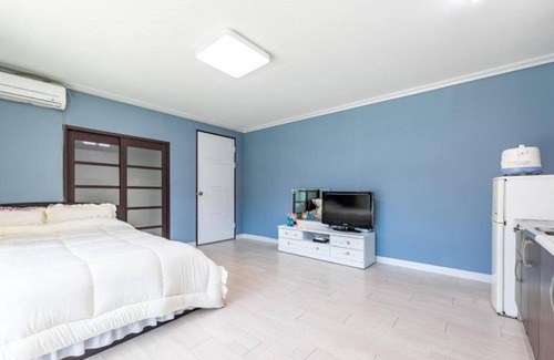 Seolcheon-myeon House | Muju Ppalganjibung Ski Shop Pension