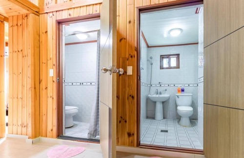 Seolcheon-myeon House | Muju Ppalganjibung Ski Shop Pension