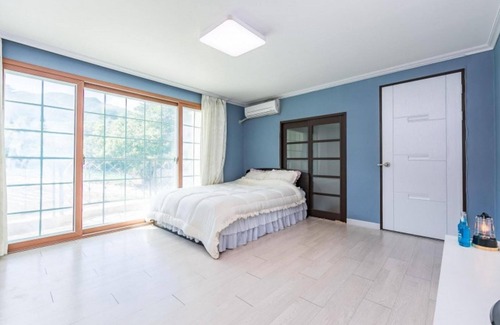 Seolcheon-myeon House | Muju Ppalganjibung Ski Shop Pension