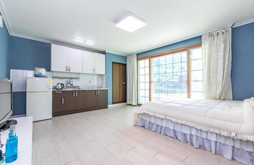 Seolcheon-myeon House | Muju Ppalganjibung Ski Shop Pension