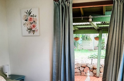 Eagle Heights Cottage | Mulberry Cottage is a cosy historic home close to nature, shops and cafes.
