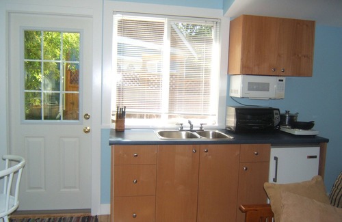 Cordova Bay Cottage | Mulberry Cottage - Self Contained - Hot-Tub - Sleeps 2-3