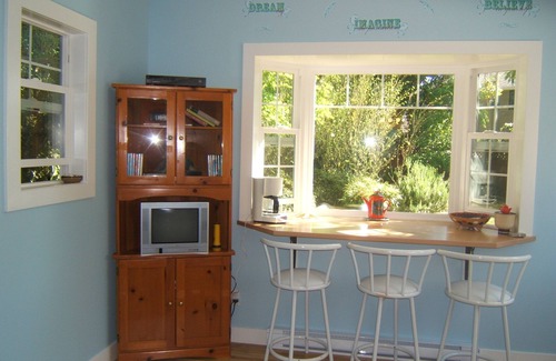 Cordova Bay Cottage | Mulberry Cottage - Self Contained - Hot-Tub - Sleeps 2-3