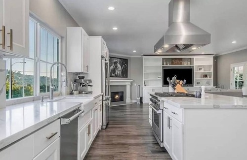 Woodland Hills House | Multi-Level 5BR Villa in Great Location- Must See!