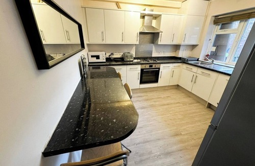 Fortune Green Apartment | Multiple beds in central London