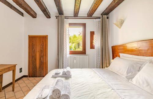 Longa House | Murano Glass Residence