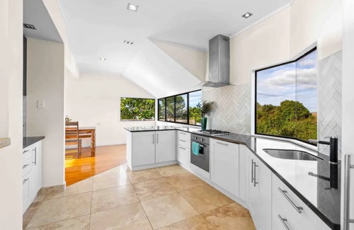 Muriwai House | Muriwai Beach House- Cliff Top Oasis