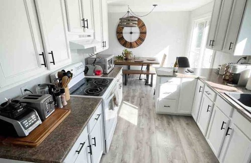 Dartmouth House | Musician's East Coast Bungalow - 10 mins to Downtown