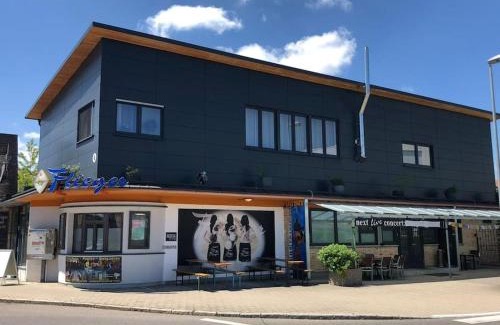 Bechlingen Apartment | Musikbühne Flieger - das Konzept - Loften in einer Kneipe