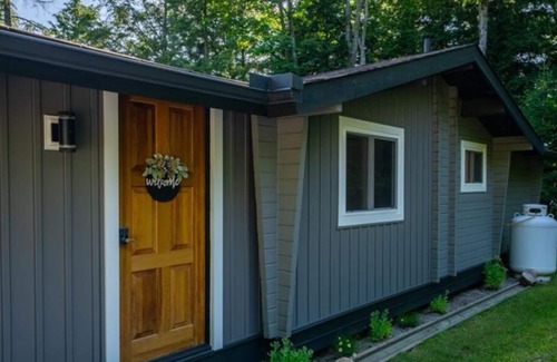 Seguin Cottage | Muskoka Lakefront cottage 3 BR main cottage & 2 BR Bunkie on clear lake