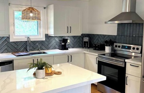 Algonquin Highlands Cottage | Muskoka Lakefront + Hot tub on the dock + fast WIFI + good cellular reception