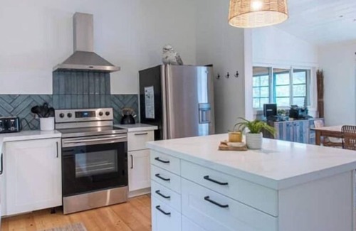 Algonquin Highlands Cottage | Muskoka Lakefront + Hot tub on the dock + fast WIFI + good cellular reception