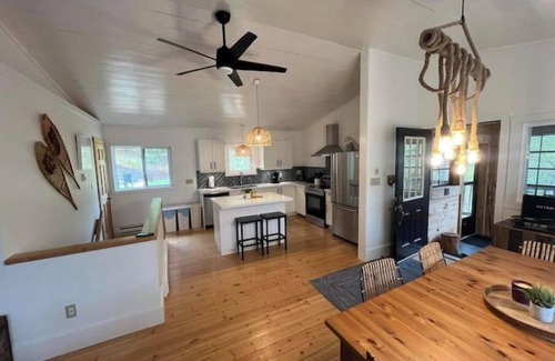 Algonquin Highlands Cottage | Muskoka Lakefront + Hot tub on the dock + fast WIFI + good cellular reception