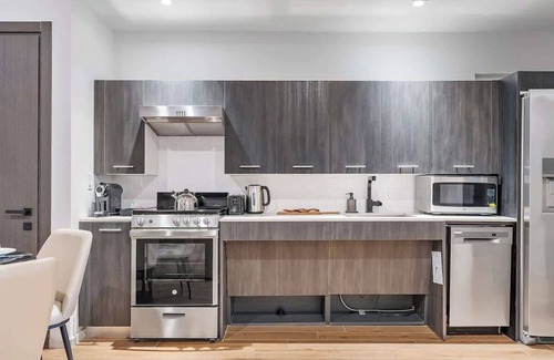 Downtown Miami Apartment | MVR - VIP Pool Deck & Rooftop Lounge Access!