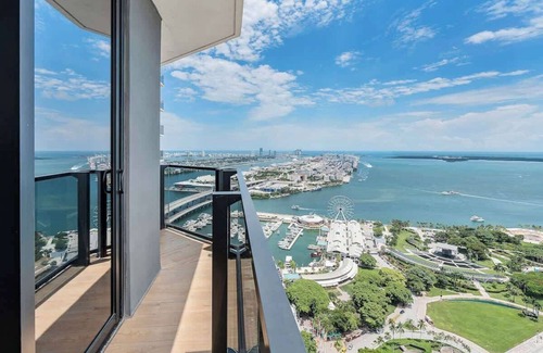 Downtown Miami Apartment | MVR - VIP Pool Deck & Rooftop Lounge Access!