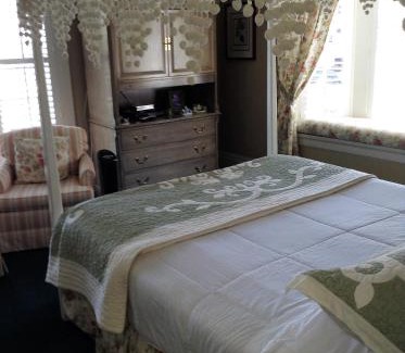 Lake Street Bed & Breakfast | My Rosegarden Guest Rooms