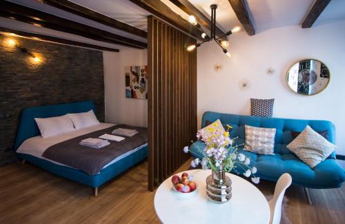 Historic Center Apartment | Mystery Box Apartament incantator