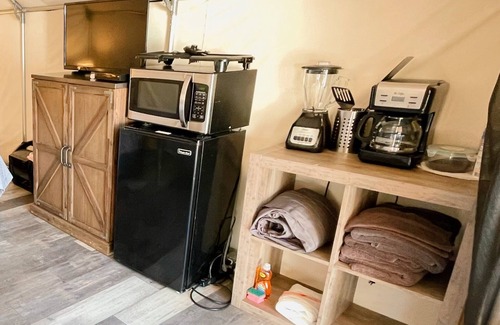 Prairie Lea House | #N Son's Blue River Camp - Glamping Cabin w/2 Queen Beds