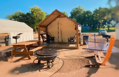 Prairie Lea House | #N Son's Blue River Camp - Glamping Cabin w/2 Queen Beds