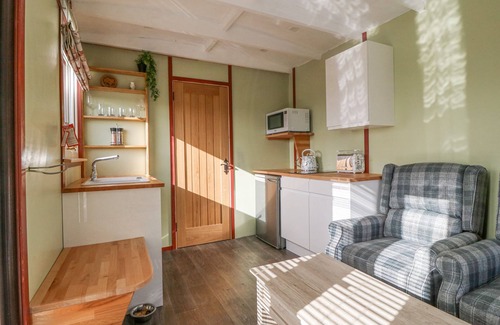 Rhyd-y-clafdy Cottage | N?TH Y BIODEN (MAGPIE'S NEST), pet friendly, with hot tub in Trefor