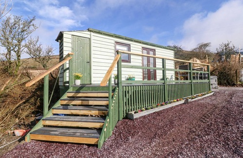 Rhyd-y-clafdy Cottage | N?TH Y BIODEN (MAGPIE'S NEST), pet friendly, with hot tub in Trefor