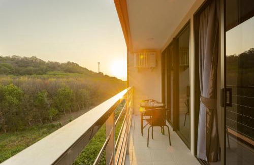 Nai Harn Apartment | NaiHarn Pearl condo by Holy Cow, 1-BR, courtyard view