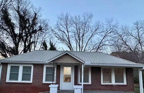 Talladega House | Nalida's Retreat - Cozy 3 Bedroom 2 Bath w/Modern Comforts