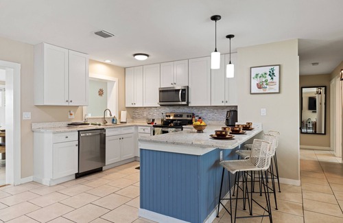 Interchange Square House | Namaste Getaway ☯ Heated Pool/Private Yard -17 mins to the beach!