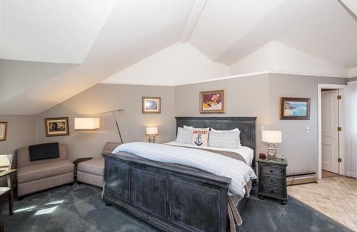 Half Moon Bay Bed & Breakfast | Nantucket Whale Inn, Half Moon Bay