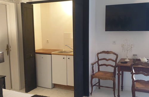 Parranquet Bed & Breakfast | Naomie" family guest room and swimming pool