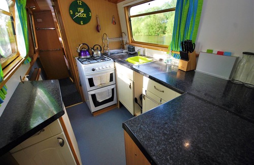 Middlewich Boat Rental | Narrowboat - Sleeps 10 - Raki Raki - 69ft